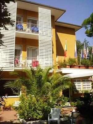 Hotel Villa Rona Форте дей Марми Екстериор снимка