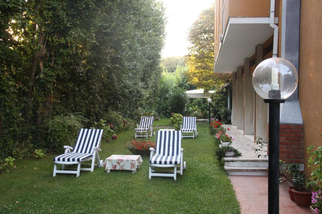 Hotel Villa Rona Форте дей Марми Екстериор снимка