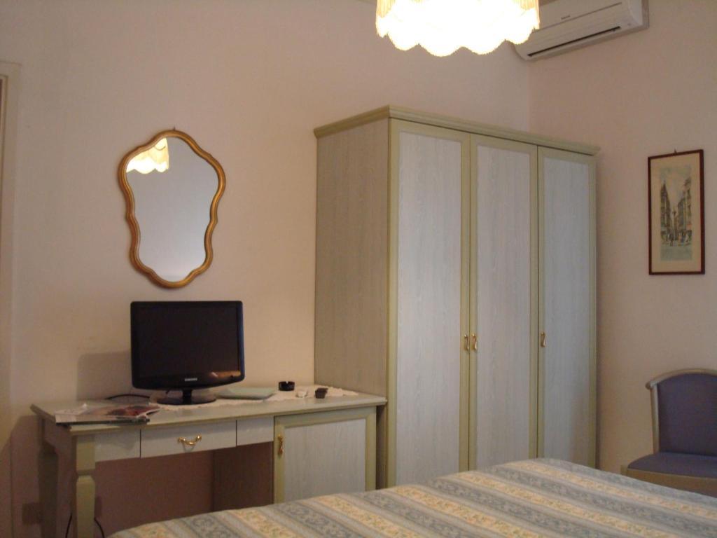 Hotel Villa Rona Форте дей Марми Стая снимка